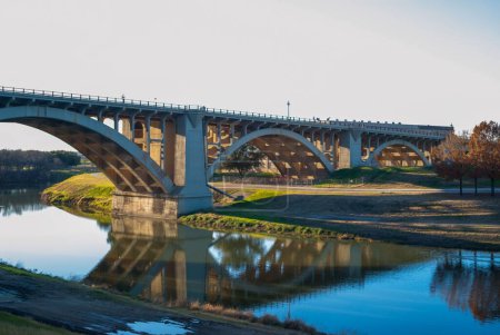 Foto de Una vista panorámica de un puente sobre un río en un día soleado en Fort Worth, Texas - Imagen libre de derechos