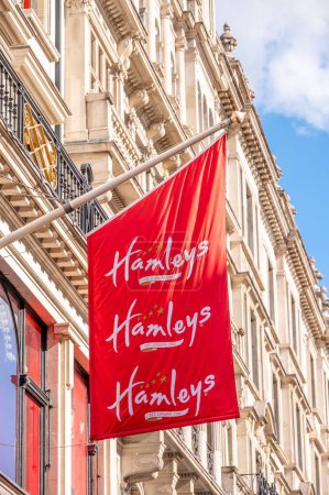 Téléchargez les photos : Londres, Royaume-Uni - 25 août 2022 : Extérieur du magasin de jouets Hamleys sur Regent Street à Londres. - en image libre de droit
