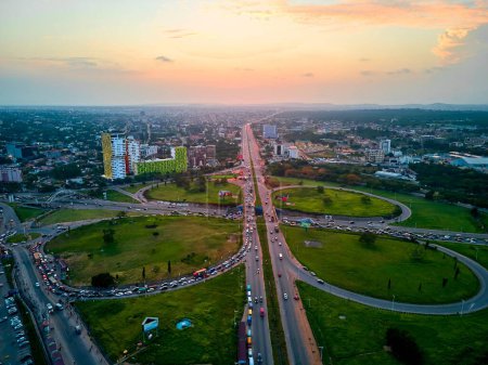 Téléchargez les photos : Vue aérienne d'une route à voies multiples avec circulation au coucher du soleil - en image libre de droit