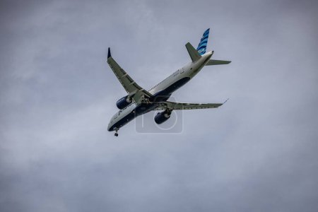 Foto de Un disparo de ángulo bajo de un avión en el cielo - Imagen libre de derechos