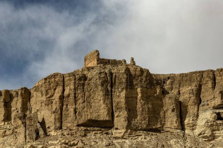 Foto de La vista de las ruinas de Piyang Dongga en el condado de Zanda, Prefectura de Ngari, Tíbet, China. - Imagen libre de derechos