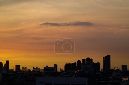 Téléchargez les photos : Une vue aérienne des bâtiments modernes au coucher du soleil - en image libre de droit