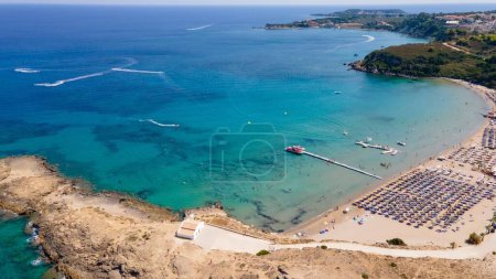 Foto de Personas de vacaciones en la playa de San Nicolás por el hermoso paisaje marino de color turquesa en Grecia - Imagen libre de derechos