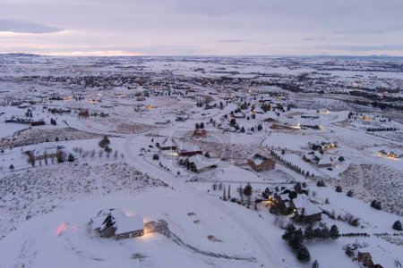 Foto de Una toma aérea de la ciudad congelada con pequeños edificios y campos, Idaho cae, EE.UU. - Imagen libre de derechos