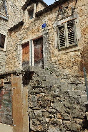 Téléchargez les photos : Plan vertical d'un bâtiment médiéval avec escalier, fenêtres cassées et murs en décomposition - en image libre de droit