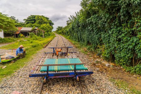 Téléchargez les photos : Un célèbre train de bambou au Cambodge à Battambang. - en image libre de droit