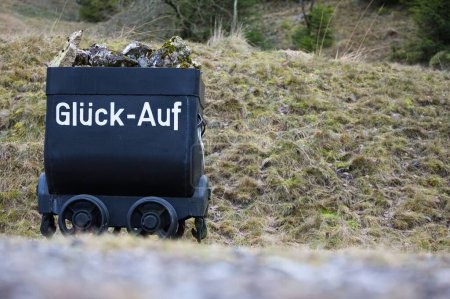 Foto de Un coche de carbón con la inscripción "gluck auf" en las montañas Harz - Imagen libre de derechos
