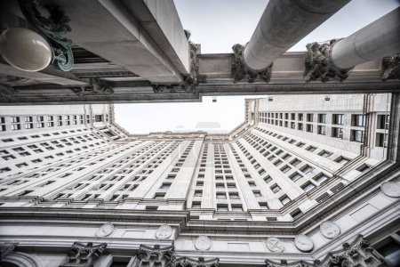 Téléchargez les photos : Vue en angle bas du Manhattan Municipal Building à New York. - en image libre de droit