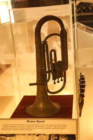Foto de Un instrumento de latón vintage en el Museo Armenio del Genocidio en Jbeil Líbano - Imagen libre de derechos