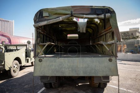 Téléchargez les photos : Ancien camion de l'armée américaine Reo Motor Car Company M35. Détail arrière - en image libre de droit