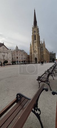 Téléchargez les photos : Une vue extérieure de l'église catholique du nom de Marie à Novi Sad, Serbie pendant l'hiver - en image libre de droit