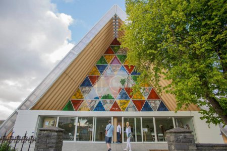 Foto de La "catedral de cartón" erigida en Christchurch como una iglesia temporal para reemplazar la catedral dañada en el terremoto en la plaza Latimer - Imagen libre de derechos
