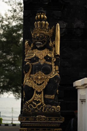 Téléchargez les photos : Plan vertical d'une statue de dragon dans un temple à Canggu, Bali, Indonésie - en image libre de droit