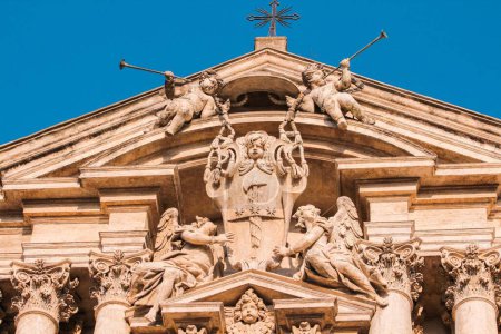 Téléchargez les photos : Plan en angle bas de l'église Saints Vincent et Anastase à Trevi à Rome, Italie - en image libre de droit