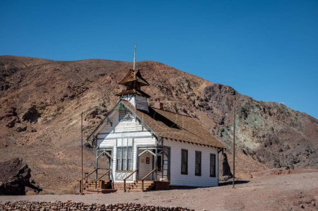 Téléchargez les photos : Vieille église dans la ville déserte et abandonnée de Calico. - en image libre de droit