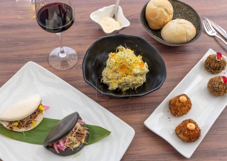 Téléchargez les photos : Une vue panoramique sur le risotto aux crevettes et crabes et une variété de plats délicieux sur une table de restaurant en bois - en image libre de droit