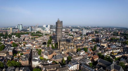 Téléchargez les photos : Vue aérienne du centre-ville médiéval hollandais d'Utrecht avec le clocher enveloppé de la cathédrale dominant la ville - en image libre de droit