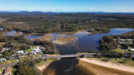 Téléchargez les photos : Une vue aérienne de l'île entourée de bâtiments et d'arbres en Nouvelle-Galles du Sud - en image libre de droit