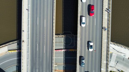 Foto de Una toma aérea de coches conduciendo en puentes - Imagen libre de derechos