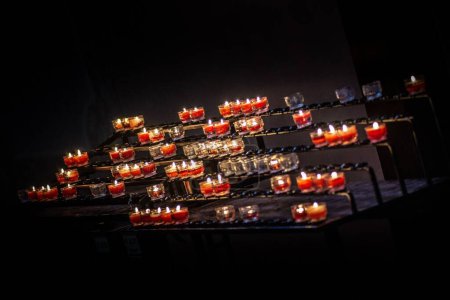 Foto de La vista de las velas encendidas en una iglesia. - Imagen libre de derechos