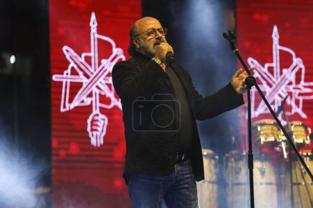 Téléchargez les photos : Karnig Sarkissian chantant lors d'un concert à Bourj Hammoud - en image libre de droit