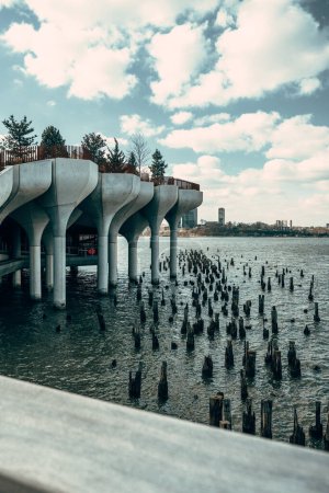 Foto de Un plano vertical de la Pequeña Isla con columnas en la ciudad de Nueva York - Imagen libre de derechos