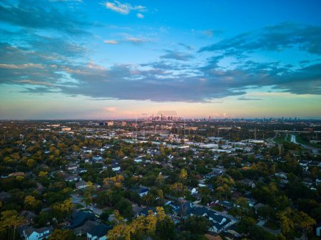Foto de Una vista aérea horizontal del horizonte de Houston, Texas desde un barrio suburbano bajo el cielo azul - Imagen libre de derechos