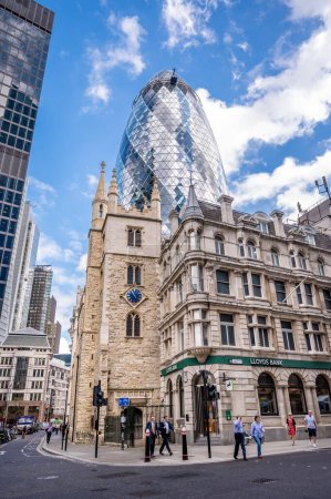 Téléchargez les photos : Londres, Royaume-Uni - 25 août 2022 : gratte-ciel au 30 St Mary Axe, également connu sous le nom de Gherkin - un bâtiment emblématique dans le quartier des affaires de la ville de Londres. - en image libre de droit