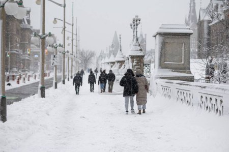 Téléchargez les photos : Les gens qui marchent dehors pendant une journée froide et enneigée à Ottawa, Canada - en image libre de droit