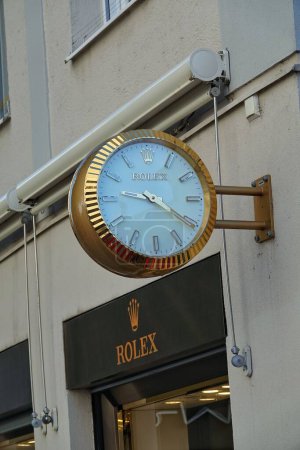 Téléchargez les photos : Une horloge à l'extérieur d'un magasin de montres Rolex à Augsbourg en Allemagne - en image libre de droit