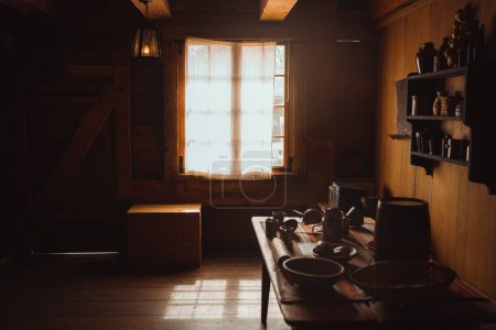 Téléchargez les photos : Une cuisine antique sombre avec lumière naturelle de fenêtre, Fort Langley BC, Canada - en image libre de droit