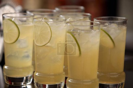 Téléchargez les photos : Un gros plan de cocktails d'été à base de citron - en image libre de droit