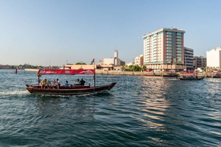 Foto de La vista mientras navega en un Abra - un barco tradicional de madera - en el arroyo Dubai que divide Deira y Bur Dubai - Imagen libre de derechos