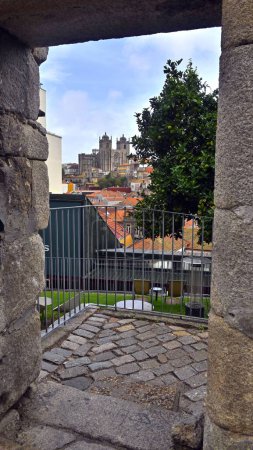 Téléchargez les photos : Vue verticale de la cathédrale de Porto en arrière-plan du paysage urbain de Porto, prise de Miradouro da Vitoria - en image libre de droit