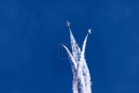 Téléchargez les photos : Le f 16 Thunderbirds effectuant une manœuvre à Hill AFB. Ogden, Utah, États-Unis. - en image libre de droit
