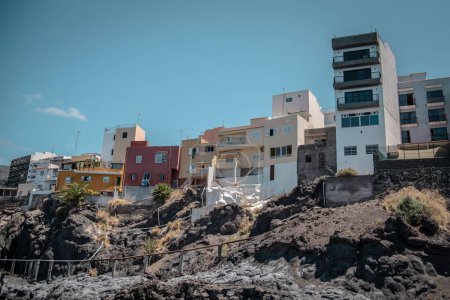 Téléchargez les photos : Bâtiments colorés le long d'une falaise au bord de la mer - en image libre de droit