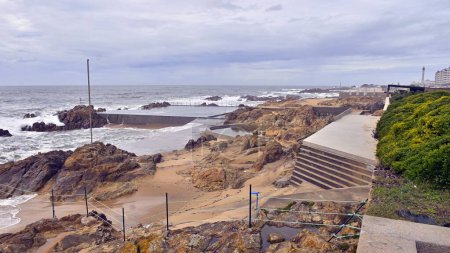 Téléchargez les photos : Un paysage marin rocheux pittoresque avec les ruelles et les escaliers - en image libre de droit