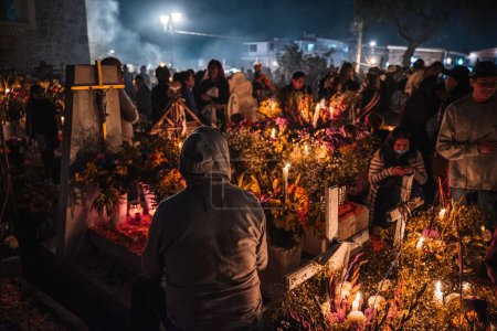 Foto de Una multitud se reunió en un cementerio en la Ciudad de México para el desfile del Día de los Muertos - Imagen libre de derechos