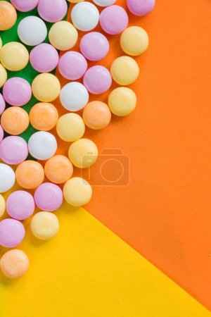 Foto de Un fondo abstracto de bolas de caramelo en una superficie colorida - Imagen libre de derechos