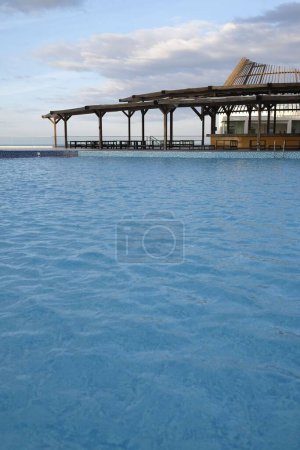 Foto de La vista vertical de una piscina con alrededores en Nicosia - Imagen libre de derechos