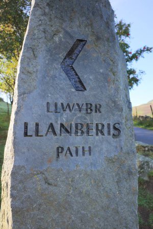 Foto de Una piedra marcadora que muestra la dirección del camino de Llanberis hasta el Monte Snowdon en Gales, Reino Unido - Imagen libre de derechos