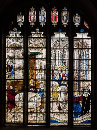 Téléchargez les photos : Vue verticale des fenêtres de l'église St Mary's à Fairford, en Angleterre - en image libre de droit