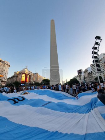 Téléchargez les photos : Plan vertical d'un obélisque et de fans célébrant la victoire de l'Argentine à la Coupe du monde 2022, Buenos Aires - en image libre de droit