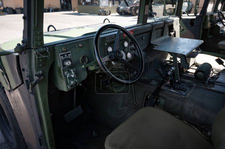 Téléchargez les photos : Détail de l'intérieur d'un Humvee militaire - en image libre de droit
