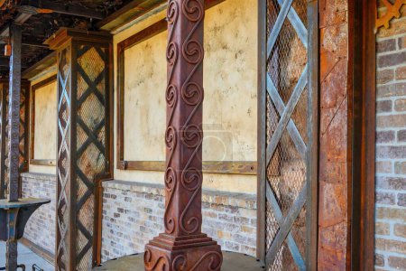 Téléchargez les photos : Une colonne métallique rustique bien conçue contre un mur de briques - en image libre de droit