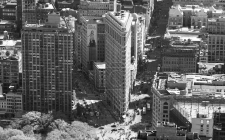Téléchargez les photos : Une vue aérienne panoramique en niveaux de gris d'un immeuble Flatiron entouré de lignes aériennes de New York - en image libre de droit