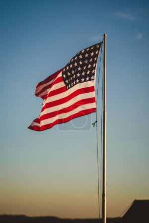 Foto de Una hermosa vista de una bandera de EE.UU. en el cielo al atardecer - Imagen libre de derechos