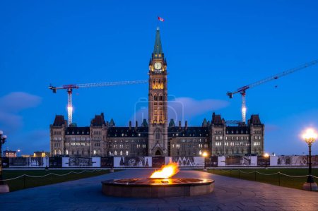 Foto de Ottawa, Ontario - 21 de octubre de 2022: Vista del bloque central en Parliament Hill. - Imagen libre de derechos