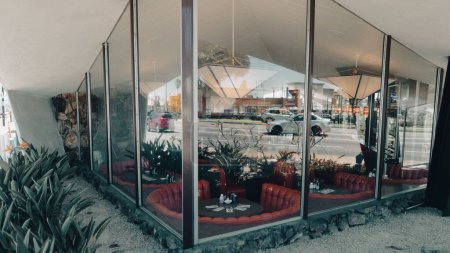 Foto de Una vista interior del Pann 's Restaurant LA con sofás rojos - Imagen libre de derechos