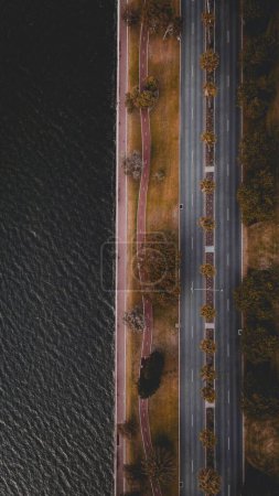 Téléchargez les photos : Vue aérienne verticale d'une autoroute à côté d'une mer - en image libre de droit